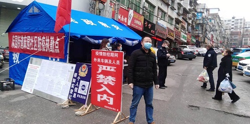 在逆境中前行，筑牢疫情防線 讓黨旗在防控疫情一線高高飄揚(yáng)