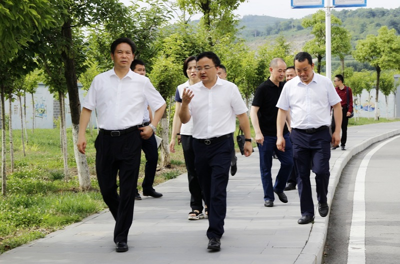 畢節(jié)市市委副書記、市長張集智一行到 畢節(jié)工業(yè)職業(yè)技術學院調研