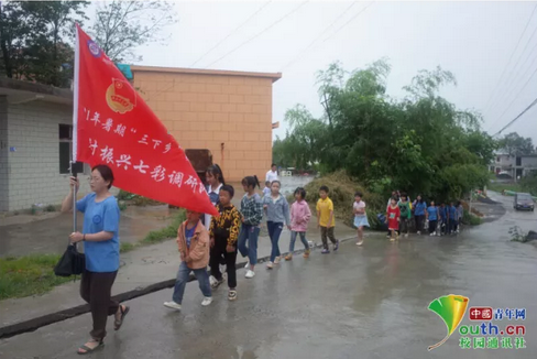 暑假期間，這群孩子因幫助村民辦實(shí)事成為了“網(wǎng)紅”