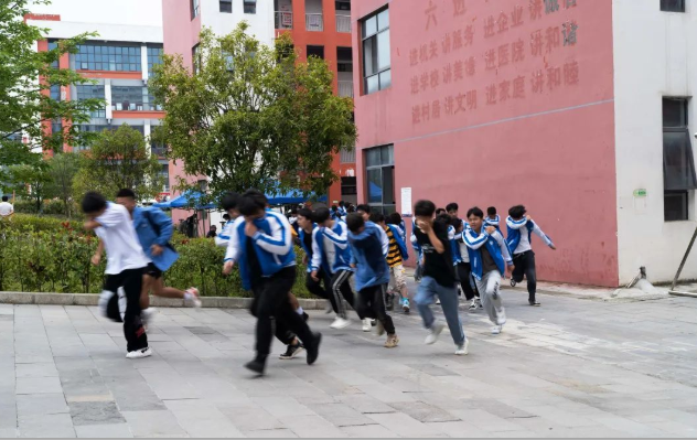 畢節(jié)工業(yè)職業(yè)技術(shù)學(xué)院舉行安全疏散演練、滅火演練及消防科普活動(dòng)