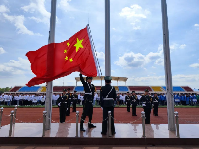 “喜迎二十大 永遠(yuǎn)跟黨走 奮進(jìn)新征程”——學(xué)院開展“開學(xué)第一課”主題升旗儀式