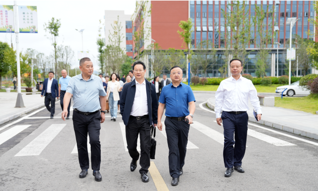 貴州中醫(yī)藥大學(xué)黨委副書記鄔衛(wèi)東一行赴我院開展結(jié)對幫扶工作