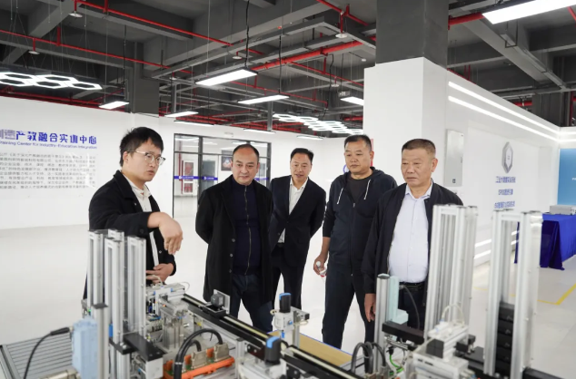 貴州省人民政府督學(xué)、省教育廳中小學(xué)名師名校長培養(yǎng)管理辦公室主任謝笠率隊(duì)到我院考察調(diào)研職普融通工作