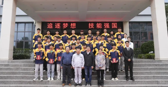 畢節(jié)工業(yè)職業(yè)技術(shù)學(xué)院舉辦“勞模工匠進(jìn)校園，匠心傳承育未來”系列活動(dòng)